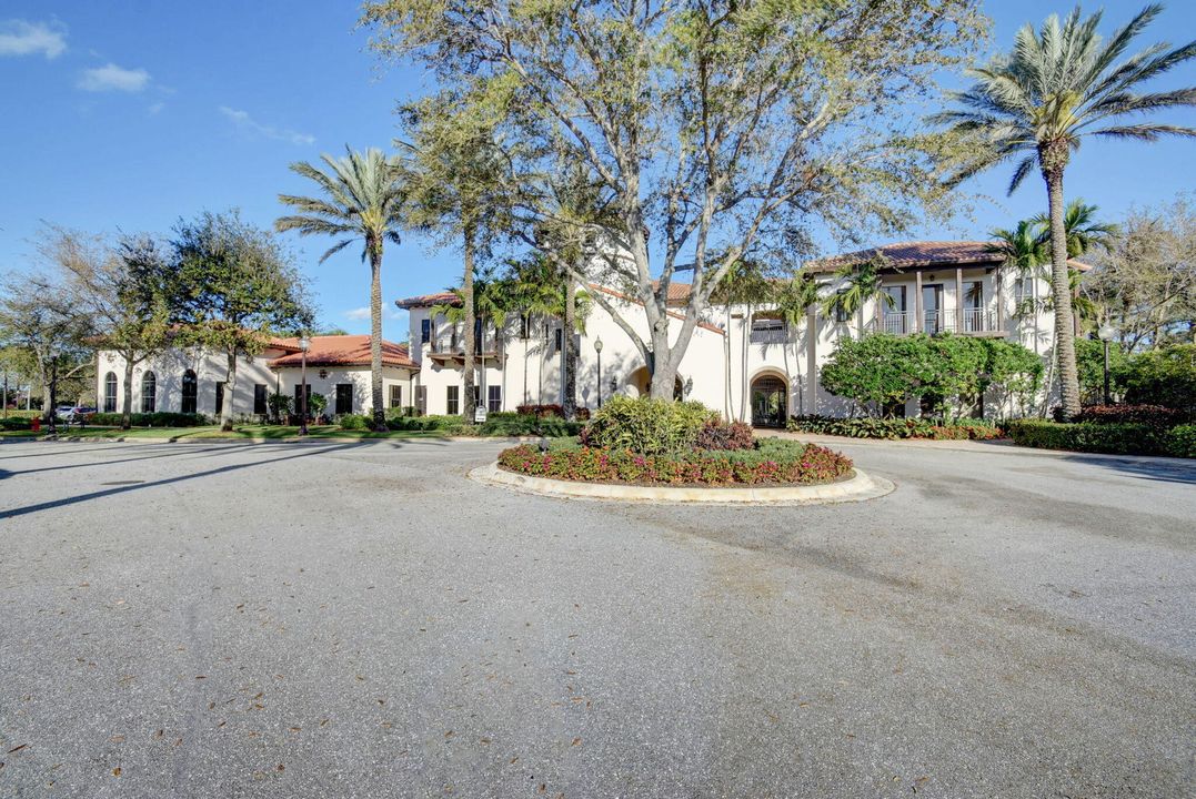 For Sale: $4,895,000 (6 beds, 7 baths, 6786 Square Feet)