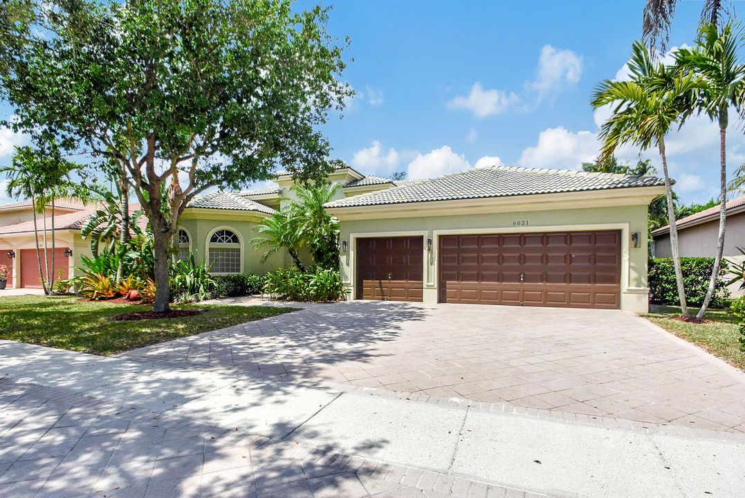 For Sale: $829,000 (4 beds, 3 baths, 2792 Square Feet)