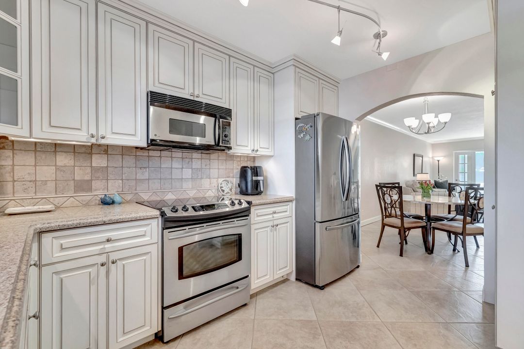 For Sale: $759,000 (2 beds, 2 baths, 1000 Square Feet)