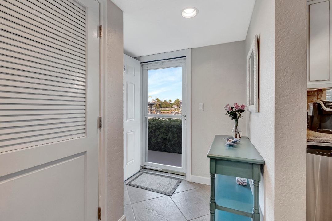 For Sale: $759,000 (2 beds, 2 baths, 1000 Square Feet)