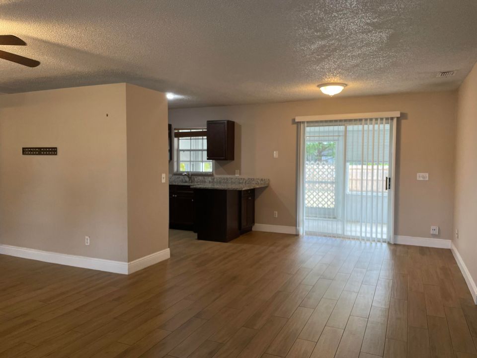 For Sale: $345,000 (2 beds, 2 baths, 1036 Square Feet)
