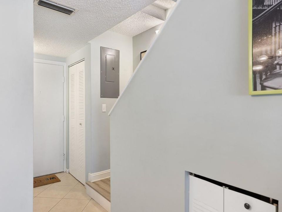 Active With Contract: $185,000 (2 beds, 2 baths, 1152 Square Feet)