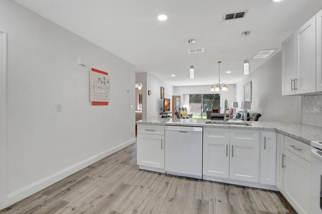 Active With Contract: $239,900 (2 beds, 1 baths, 908 Square Feet)