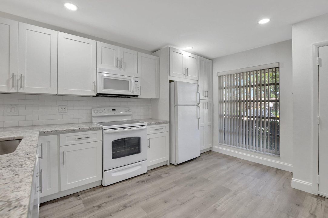 Active With Contract: $239,900 (2 beds, 1 baths, 908 Square Feet)