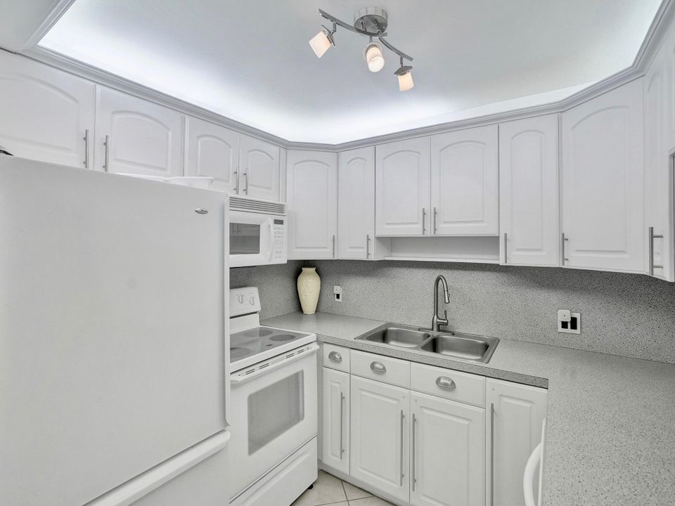 Active With Contract: $194,000 (2 beds, 2 baths, 920 Square Feet)