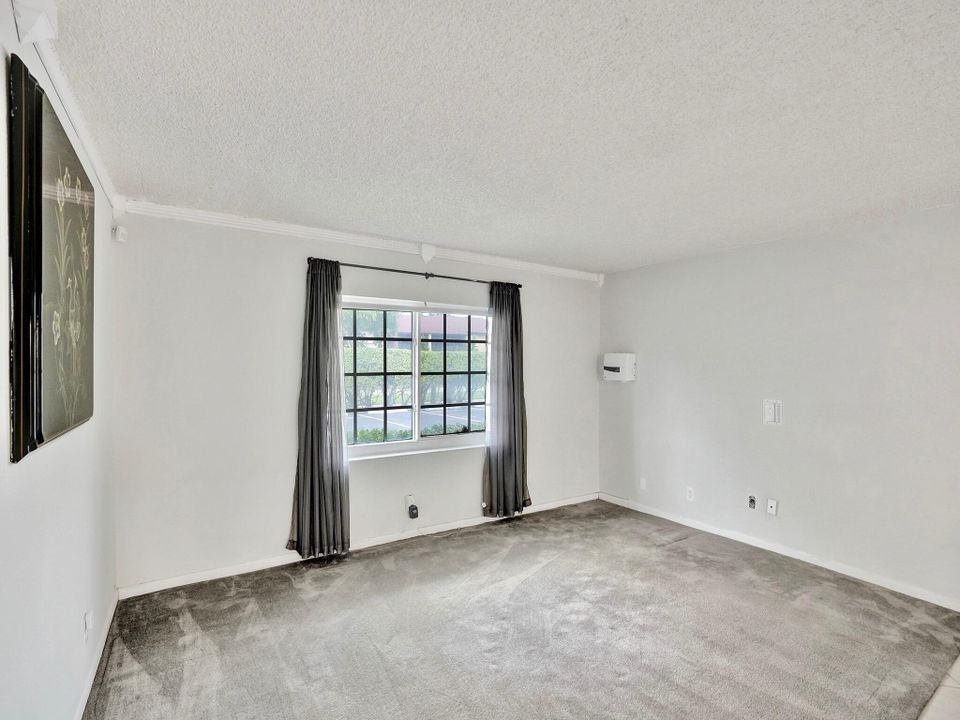 Active With Contract: $194,000 (2 beds, 2 baths, 920 Square Feet)