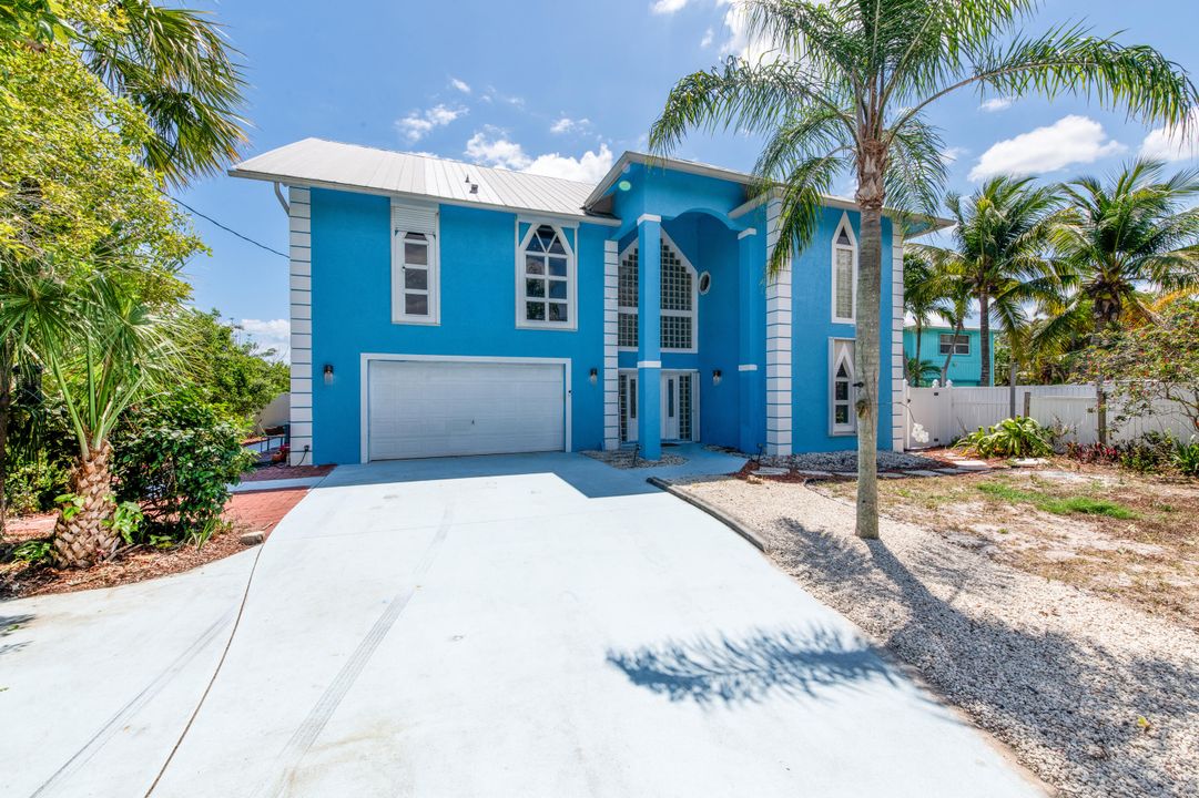 For Sale: $1,399,000 (5 beds, 4 baths, 3307 Square Feet)