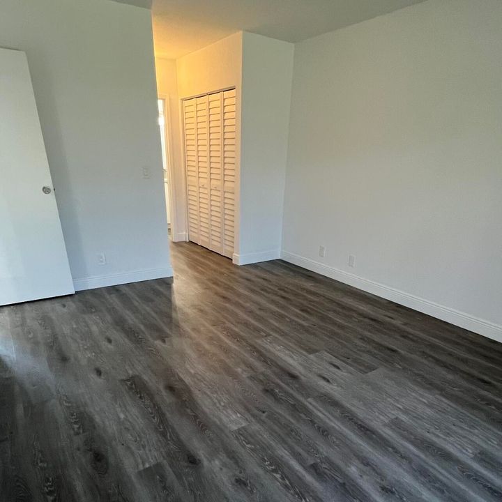 For Sale: $147,500 (1 beds, 1 baths, 670 Square Feet)
