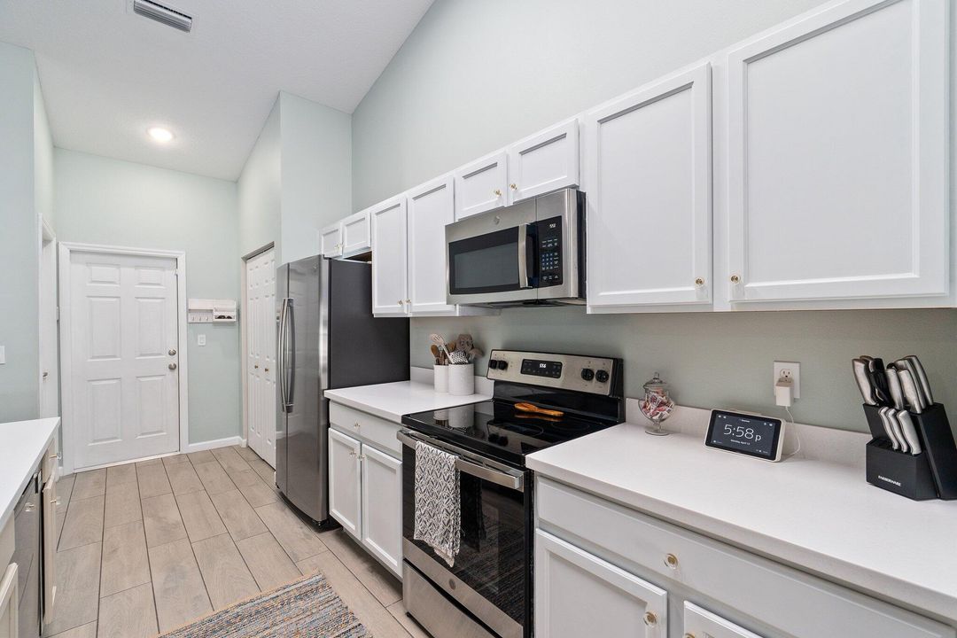 Active With Contract: $459,900 (4 beds, 2 baths, 1915 Square Feet)