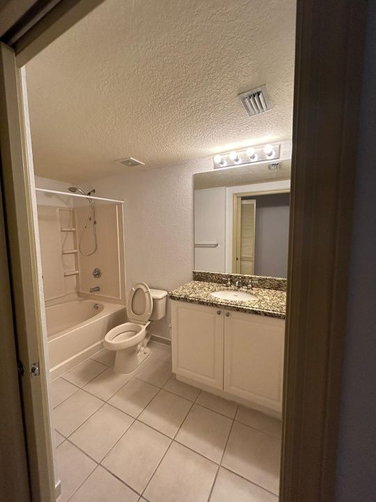 Active With Contract: $1,700 (1 beds, 1 baths, 716 Square Feet)