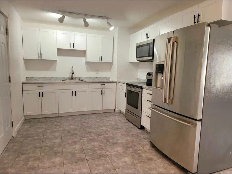 For Rent: $2,000 (2 beds, 1 baths, 1055 Square Feet)