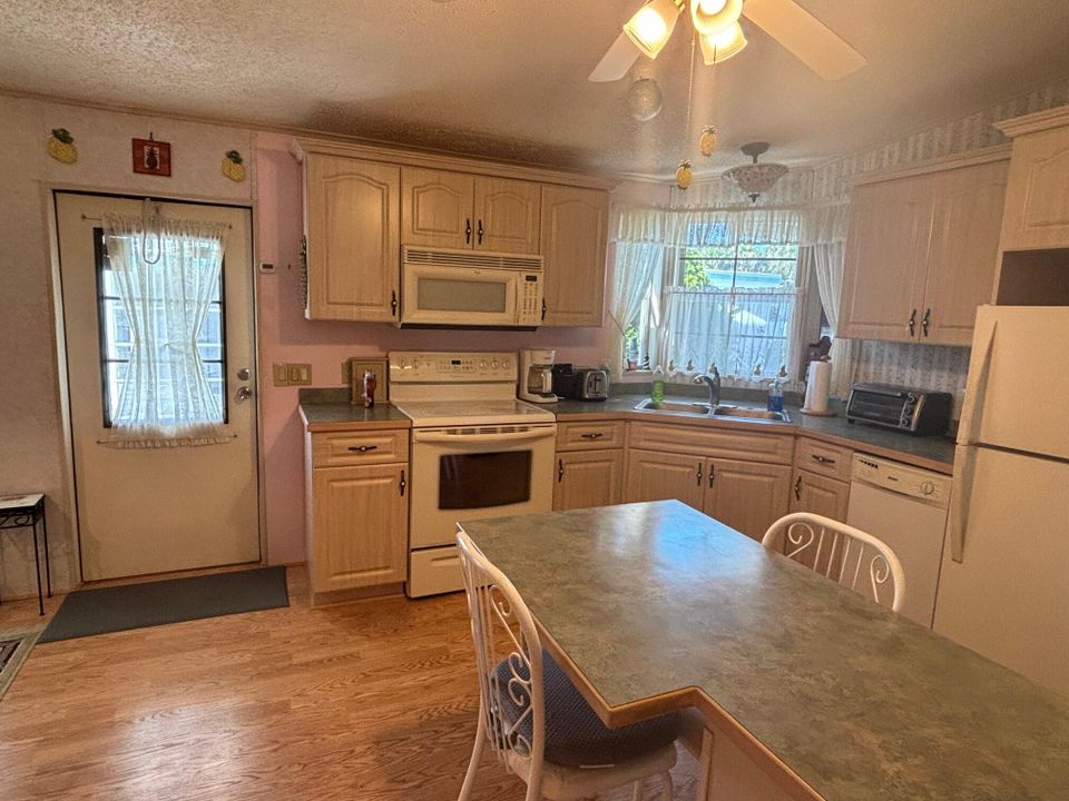 For Sale: $135,000 (2 beds, 2 baths, 849 Square Feet)