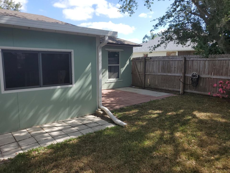 Active With Contract: $299,850 (3 beds, 2 baths, 1370 Square Feet)
