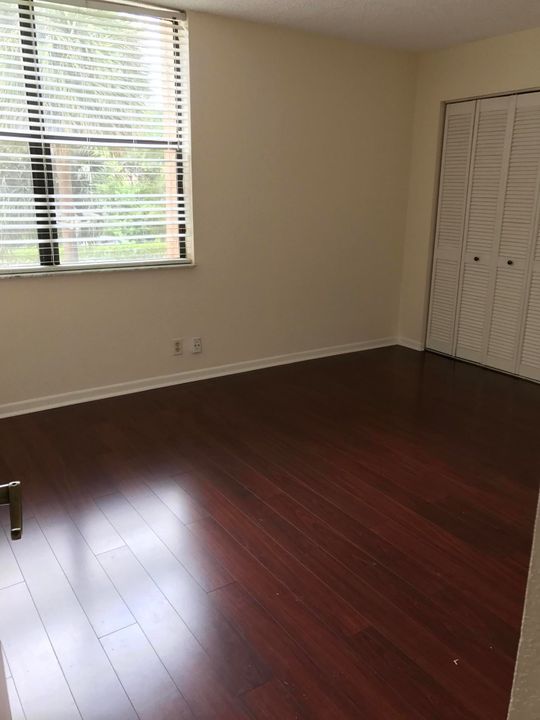 For Rent: $1,900 (1 beds, 1 baths, 758 Square Feet)
