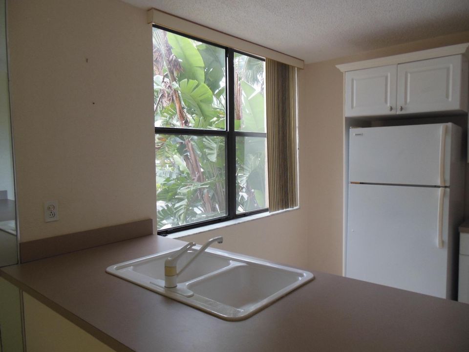 For Rent: $1,900 (1 beds, 1 baths, 758 Square Feet)
