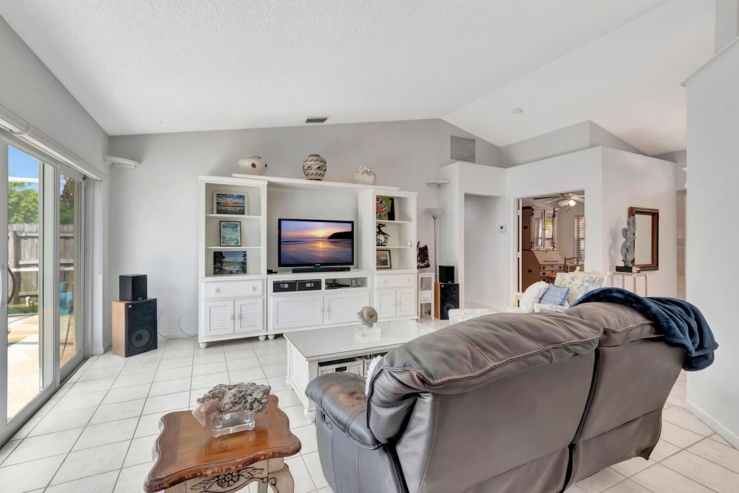 For Sale: $589,000 (3 beds, 2 baths, 1359 Square Feet)