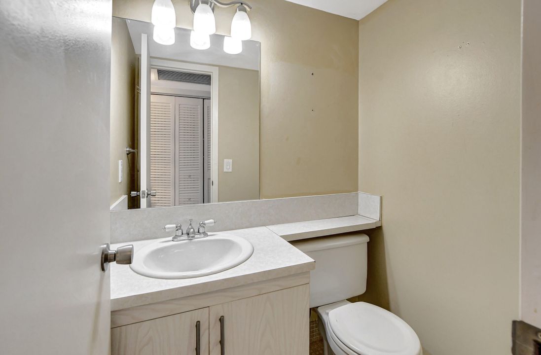 Active With Contract: $1,580 (1 beds, 1 baths, 738 Square Feet)