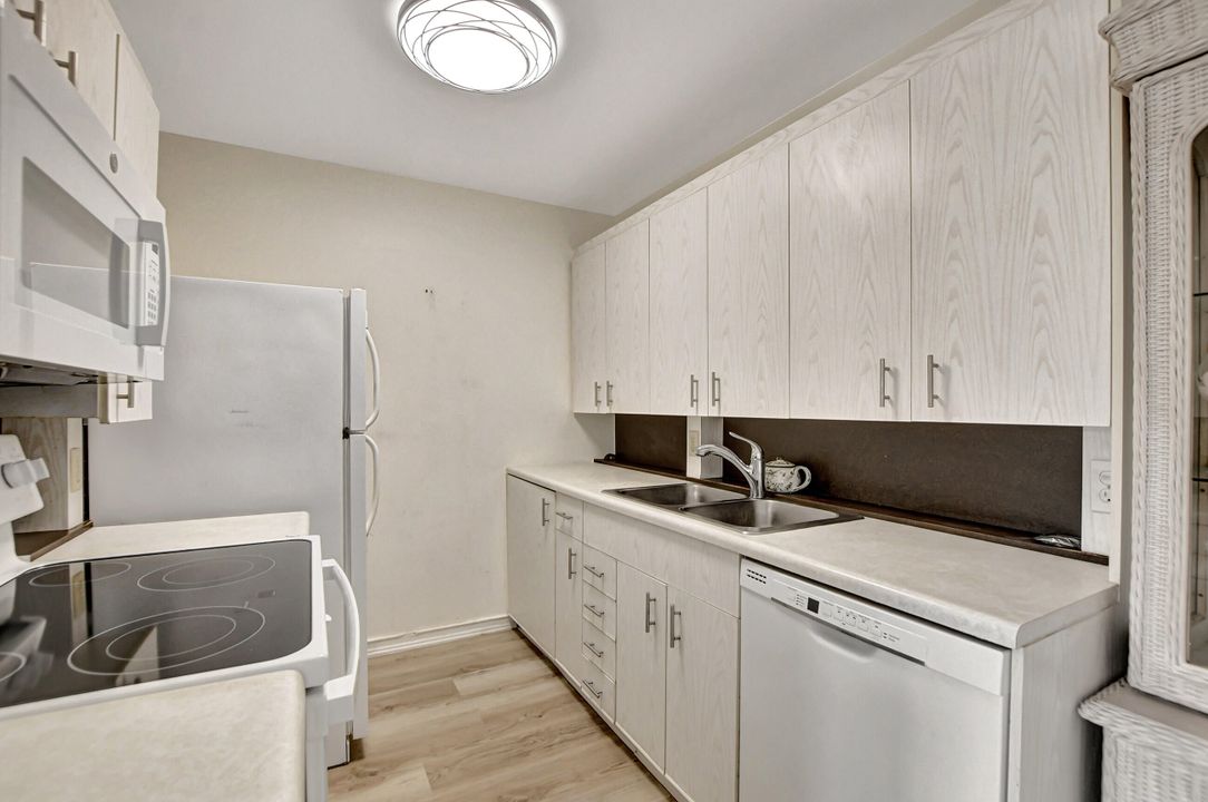 For Sale: $144,800 (1 beds, 1 baths, 738 Square Feet)