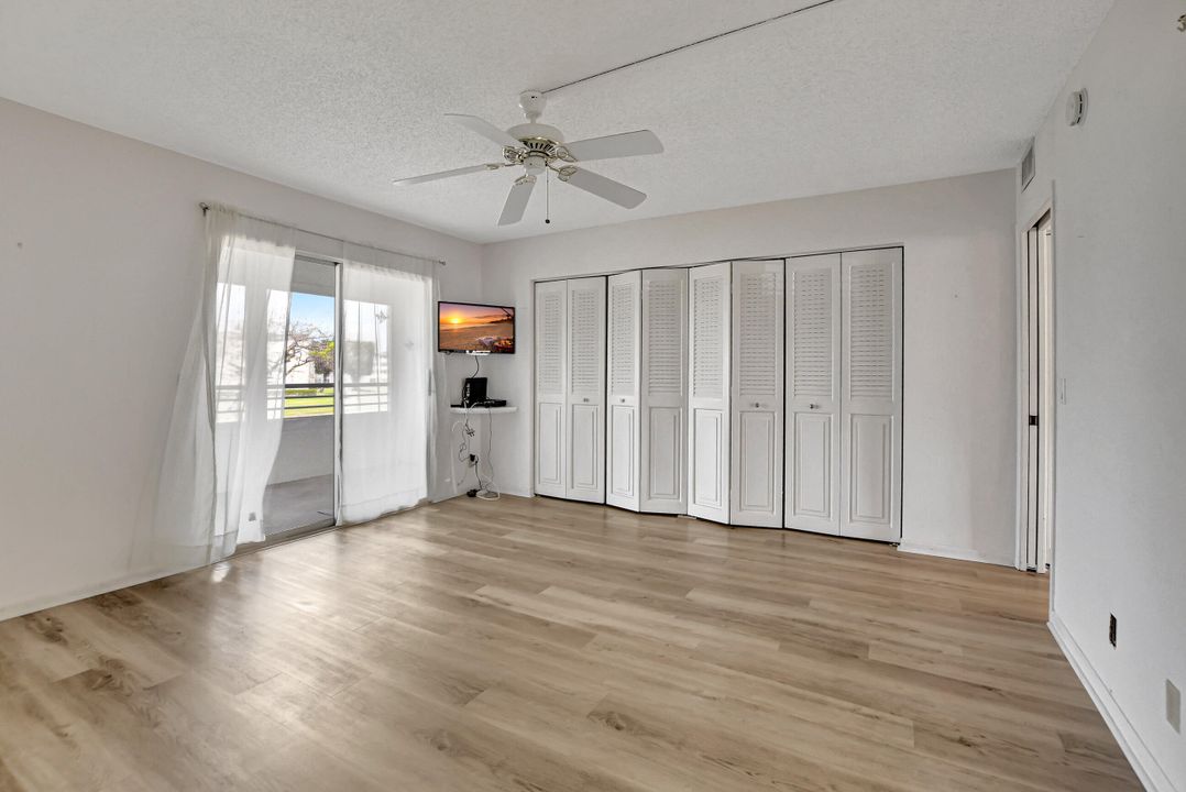For Sale: $144,800 (1 beds, 1 baths, 738 Square Feet)