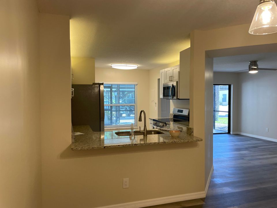 Active With Contract: $264,900 (2 beds, 2 baths, 1092 Square Feet)