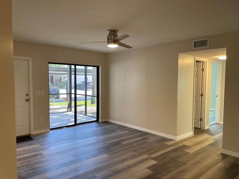 Active With Contract: $264,900 (2 beds, 2 baths, 1092 Square Feet)