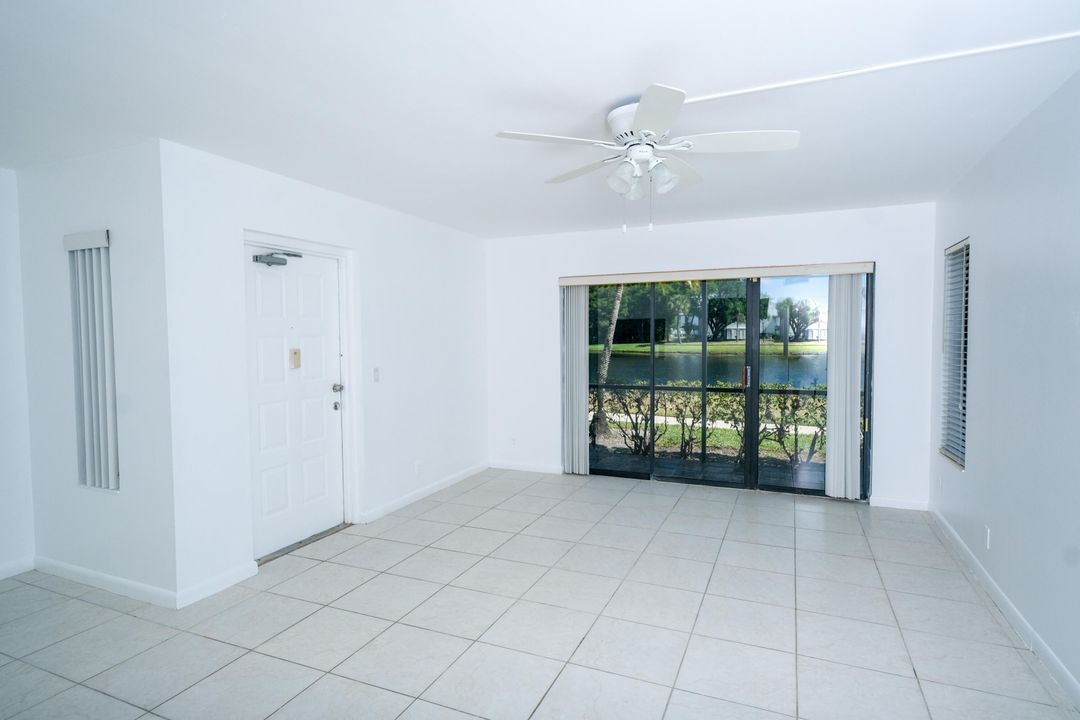 For Sale: $214,999 (2 beds, 2 baths, 1111 Square Feet)