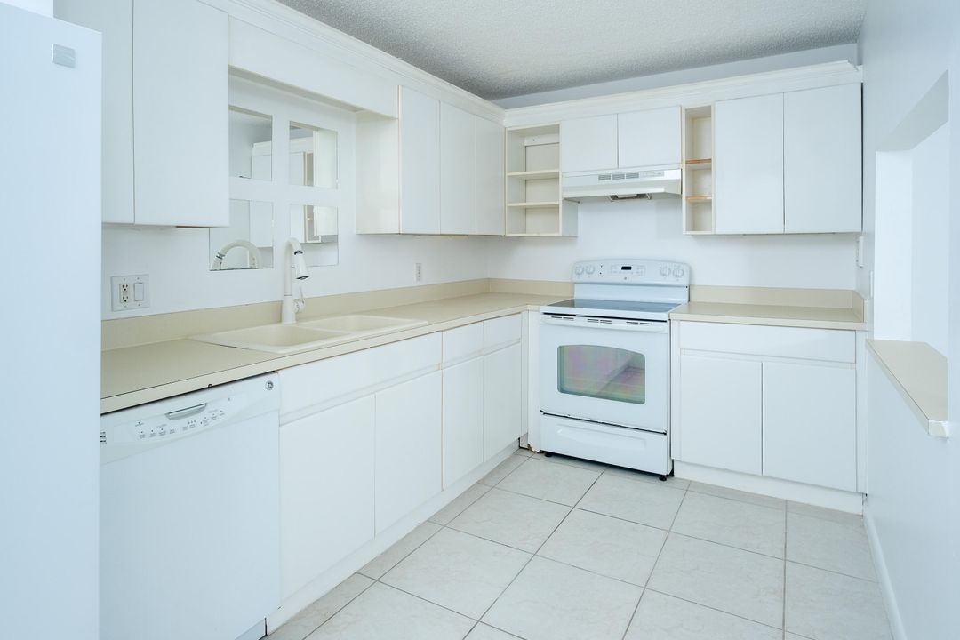 For Sale: $209,999 (2 beds, 2 baths, 1111 Square Feet)
