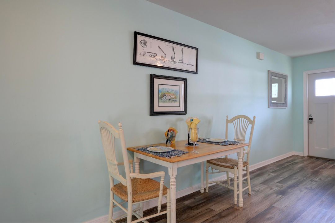 Active With Contract: $275,000 (2 beds, 1 baths, 936 Square Feet)