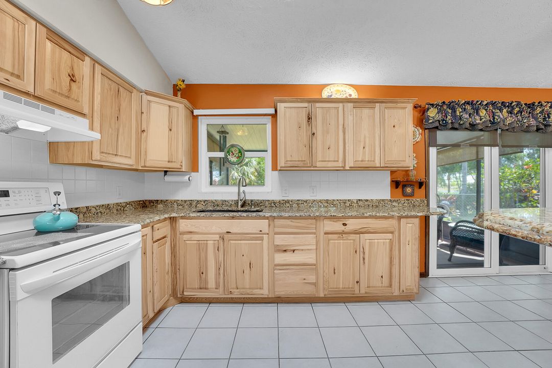 For Sale: $348,000 (2 beds, 2 baths, 1174 Square Feet)