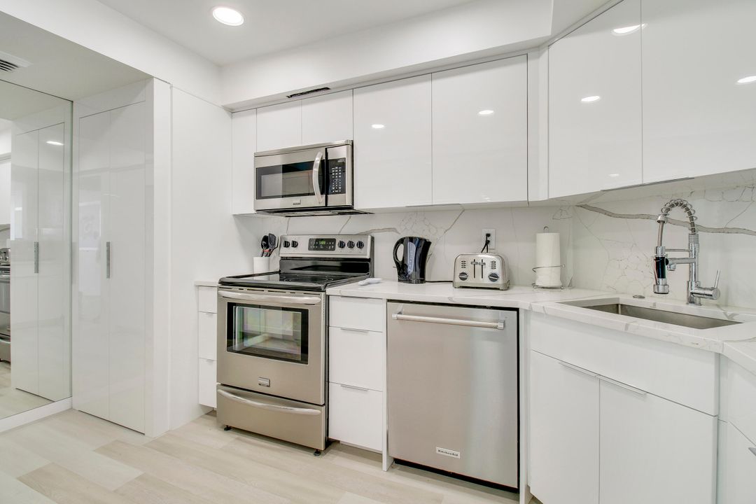 For Sale: $395,000 (2 beds, 2 baths, 1206 Square Feet)