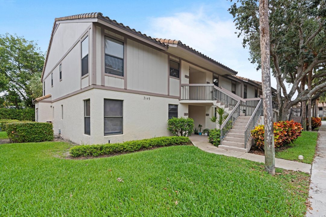Active With Contract: $2,400 (2 beds, 2 baths, 920 Square Feet)