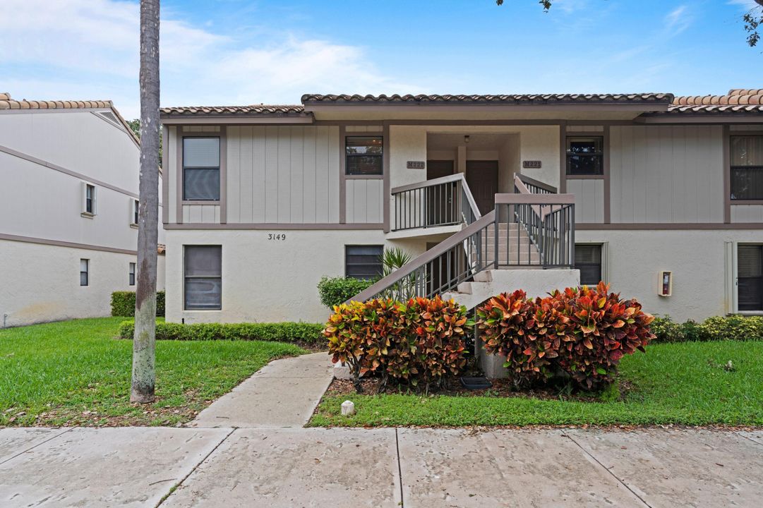 Active With Contract: $2,400 (2 beds, 2 baths, 920 Square Feet)