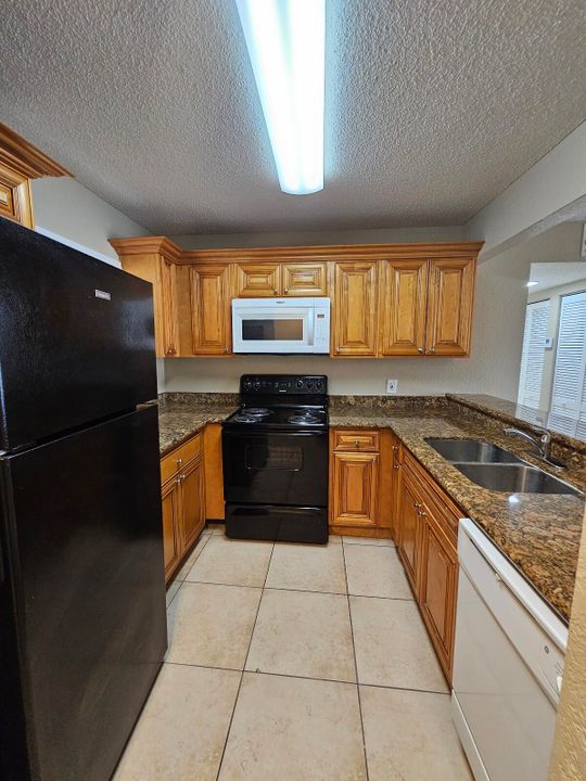 For Rent: $1,950 (2 beds, 2 baths, 904 Square Feet)