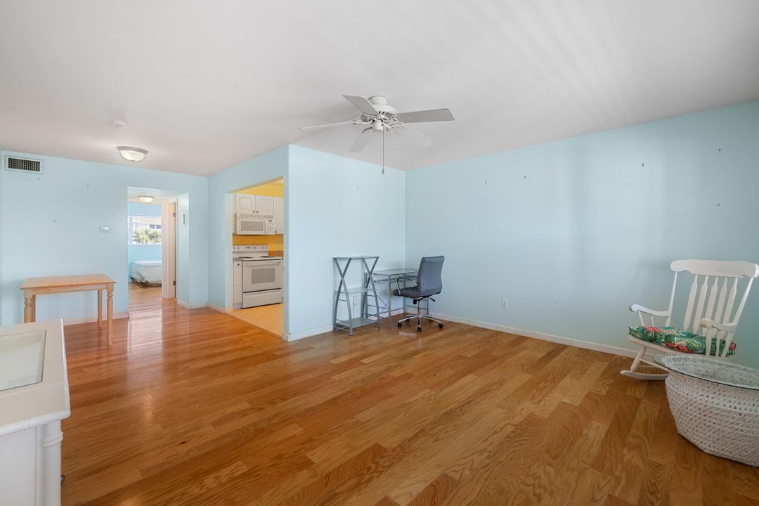 For Sale: $164,000 (1 beds, 1 baths, 712 Square Feet)