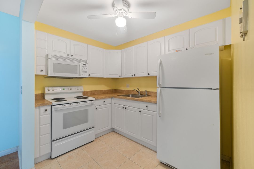 For Sale: $174,900 (1 beds, 1 baths, 712 Square Feet)
