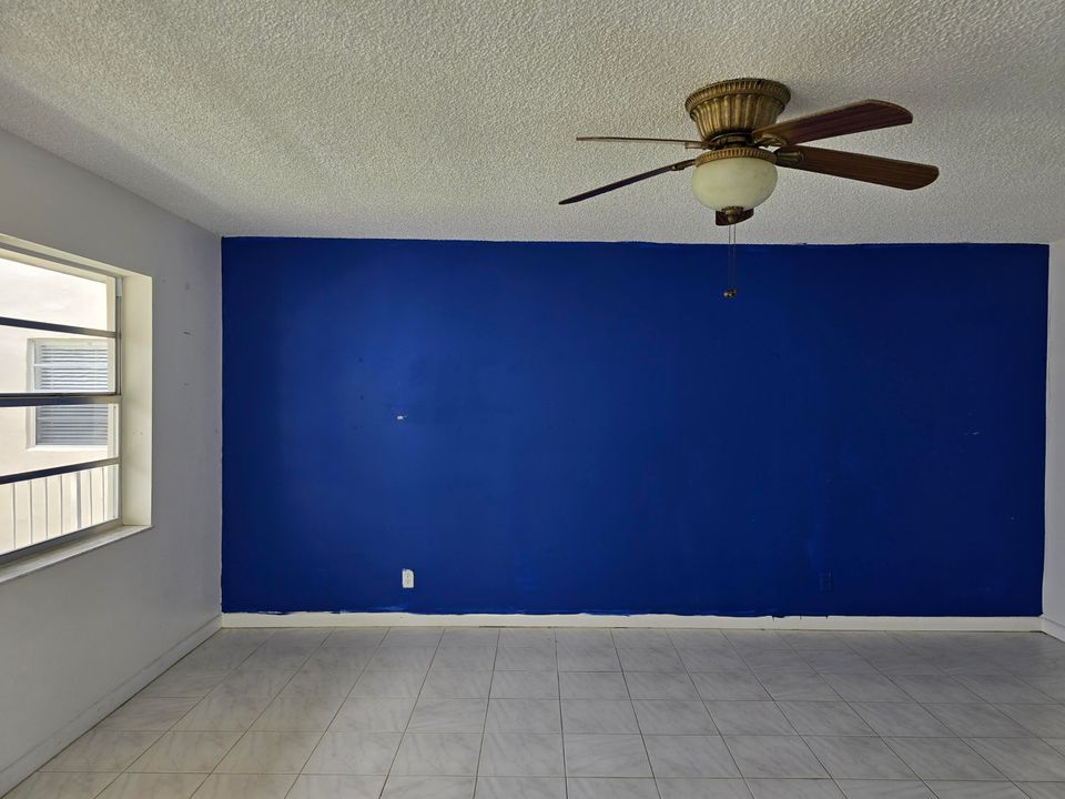 For Sale: $125,000 (2 beds, 2 baths, 902 Square Feet)