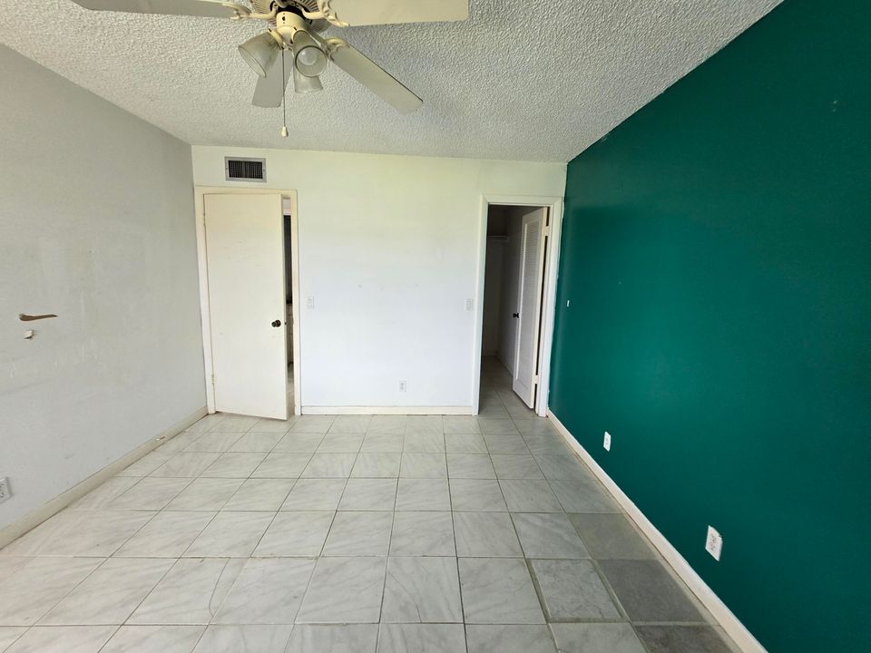 For Sale: $125,000 (2 beds, 2 baths, 902 Square Feet)