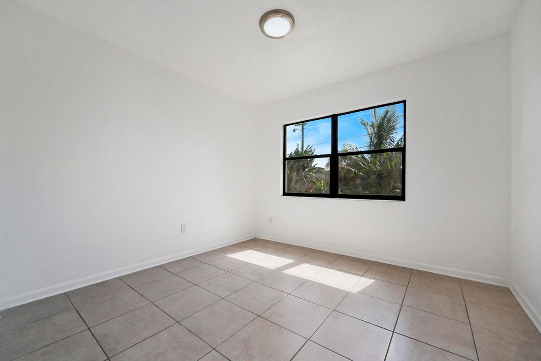 Active With Contract: $319,000 (3 beds, 2 baths, 1404 Square Feet)