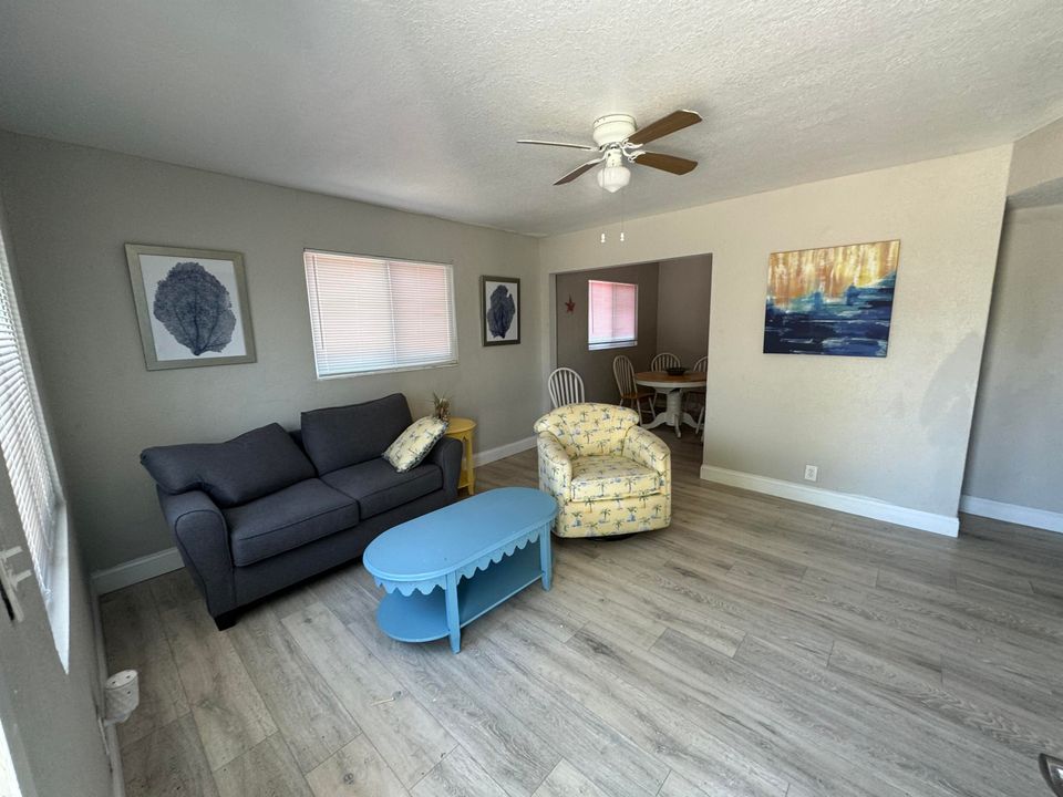 Active With Contract: $1,500 (2 beds, 1 baths, 720 Square Feet)
