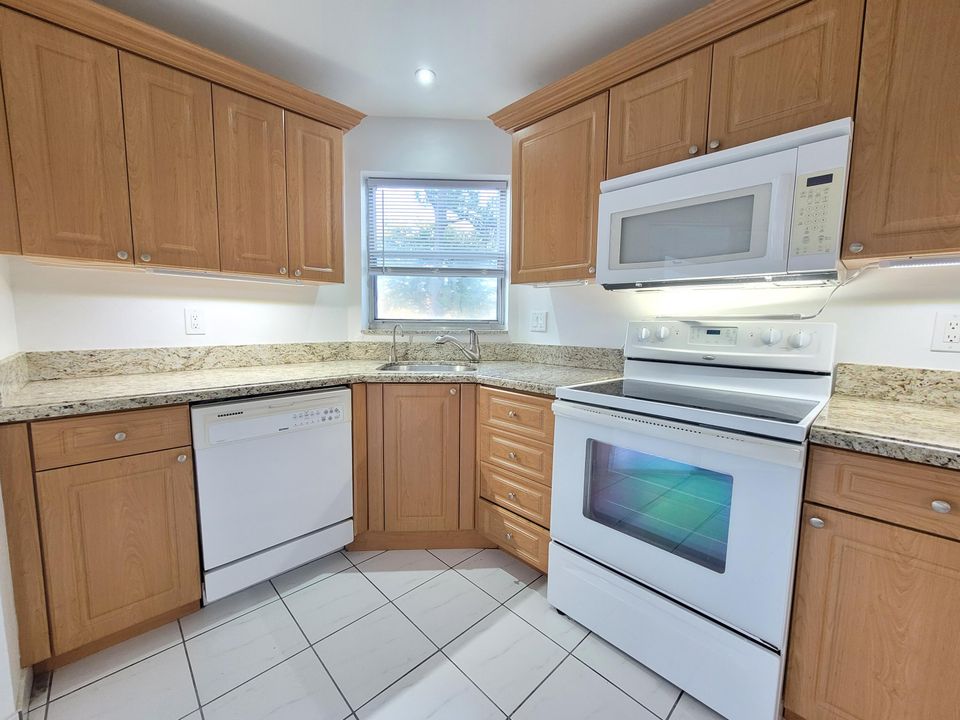 For Sale: $158,000 (2 beds, 2 baths, 1090 Square Feet)