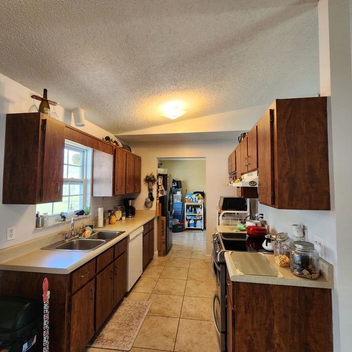For Sale: $315,000 (2 beds, 2 baths, 1039 Square Feet)
