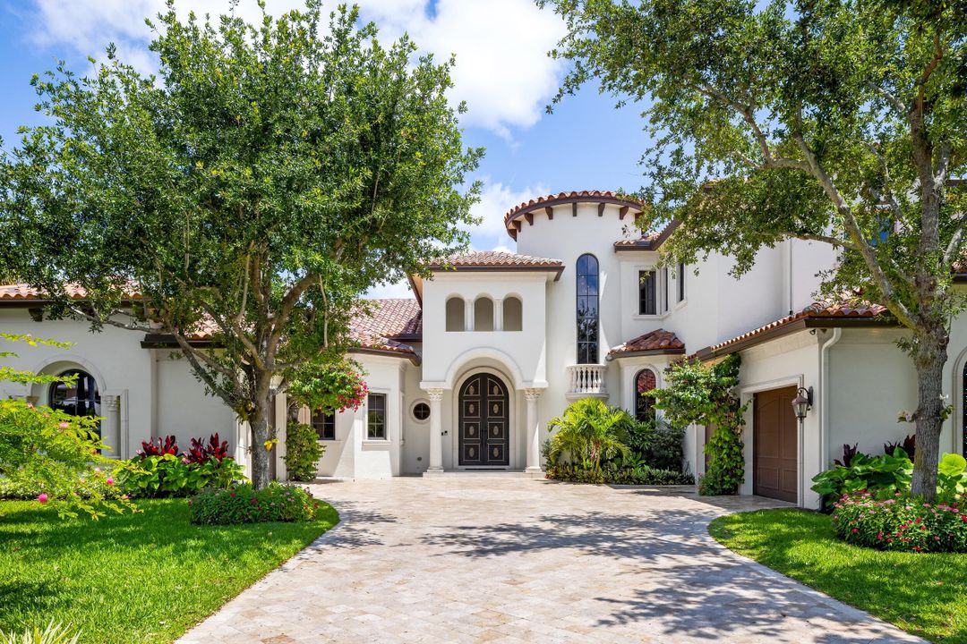 For Sale: $6,995,000 (6 beds, 7 baths, 5659 Square Feet)