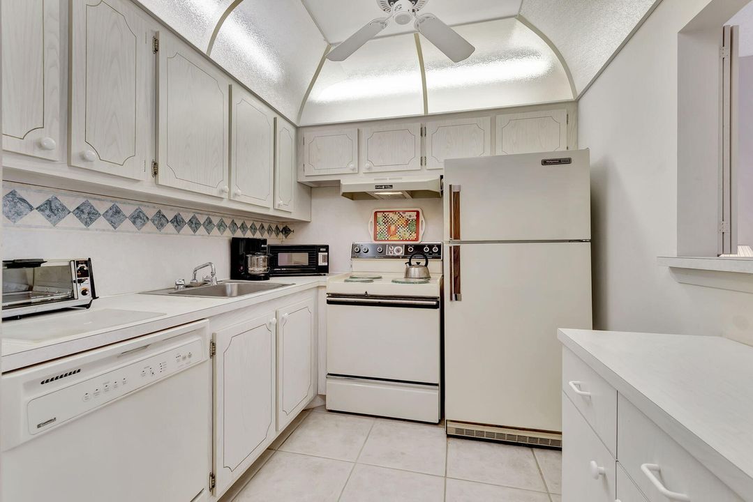 Active With Contract: $117,900 (1 beds, 1 baths, 715 Square Feet)
