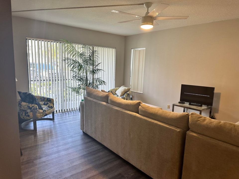 For Rent: $2,200 (2 beds, 2 baths, 1111 Square Feet)