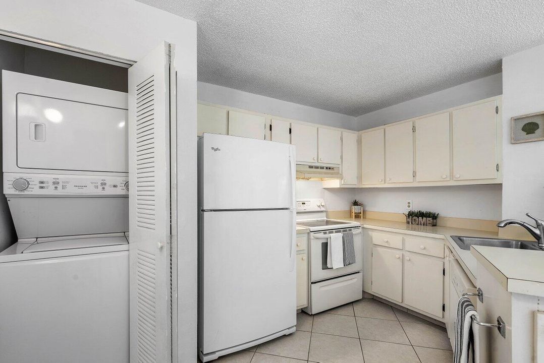 For Sale: $140,000 (2 beds, 2 baths, 915 Square Feet)