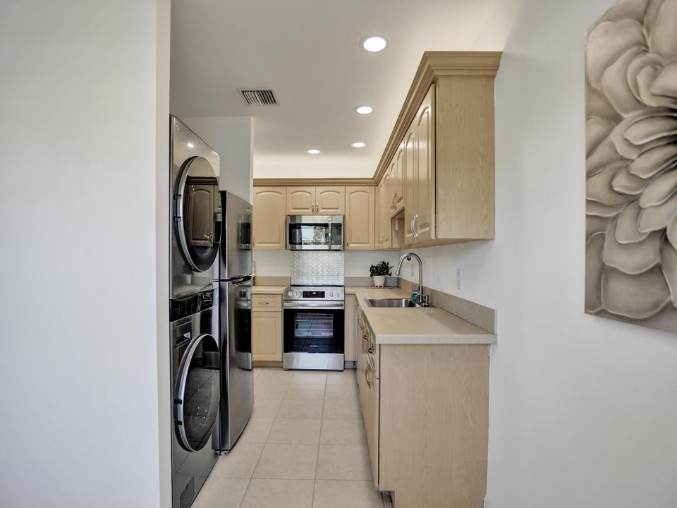 For Sale: $229,900 (2 beds, 2 baths, 1167 Square Feet)