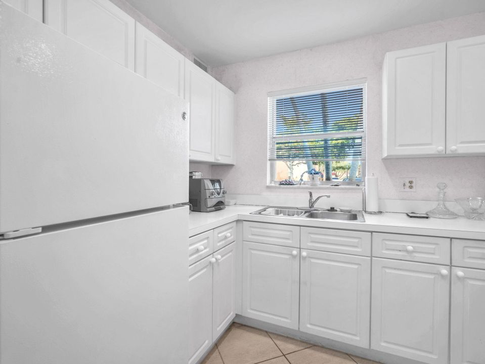 For Sale: $159,900 (1 beds, 2 baths, 812 Square Feet)