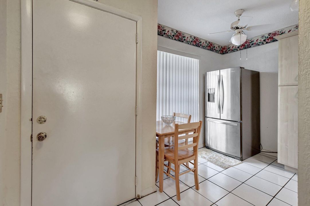 Active With Contract: $199,900 (2 beds, 1 baths, 908 Square Feet)