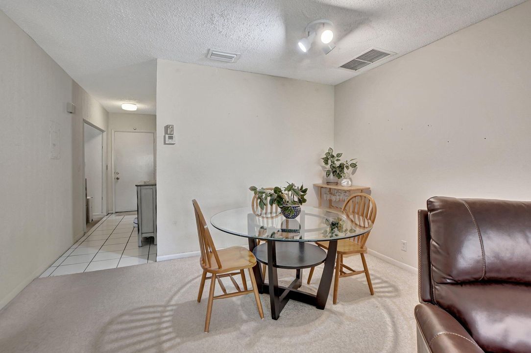 Active With Contract: $199,900 (2 beds, 1 baths, 908 Square Feet)