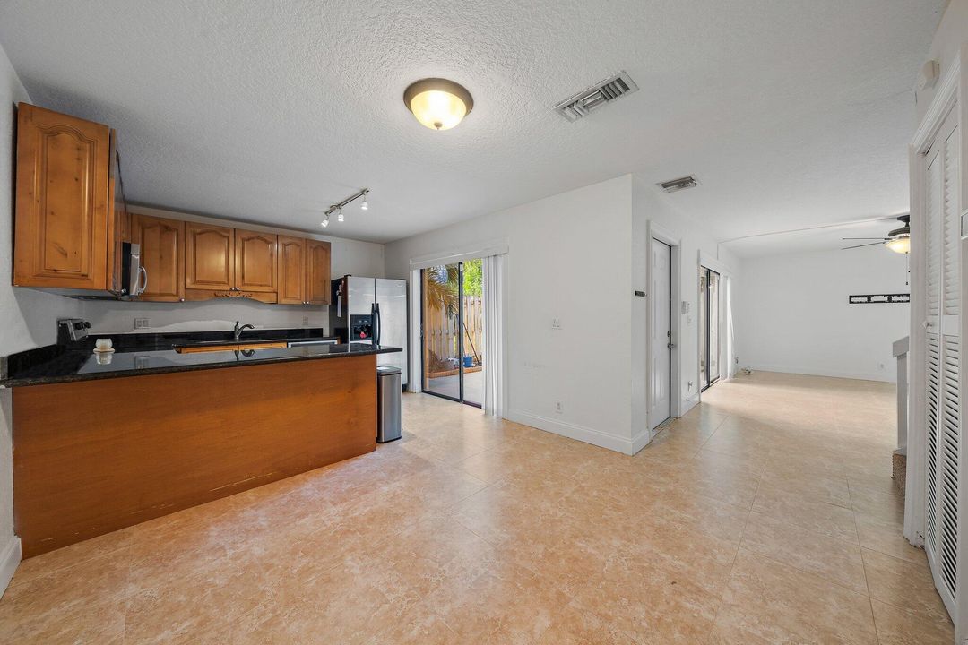 For Sale: $299,999 (2 beds, 2 baths, 1232 Square Feet)